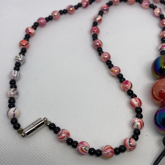 Red and black beaded lanyard - Picture 3 of 3